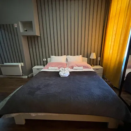Epicenter Apartment *